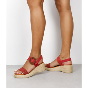 Sandalias rojas en piel con cuña y hebilla