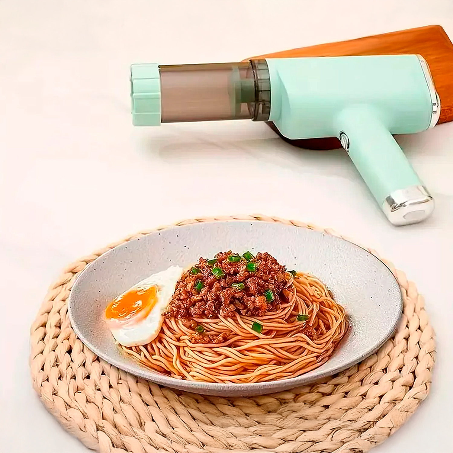 Maquina para hacer pasta con 40W, 200gr de capacidad y 5 moldes diferentes.
