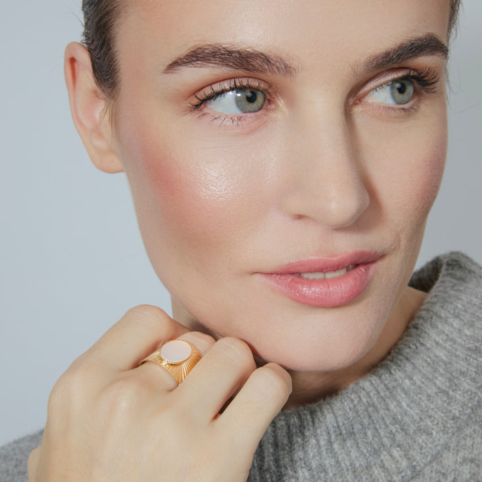 Anillo de Madreperla Blanca acabado en oro amarillo de 18k