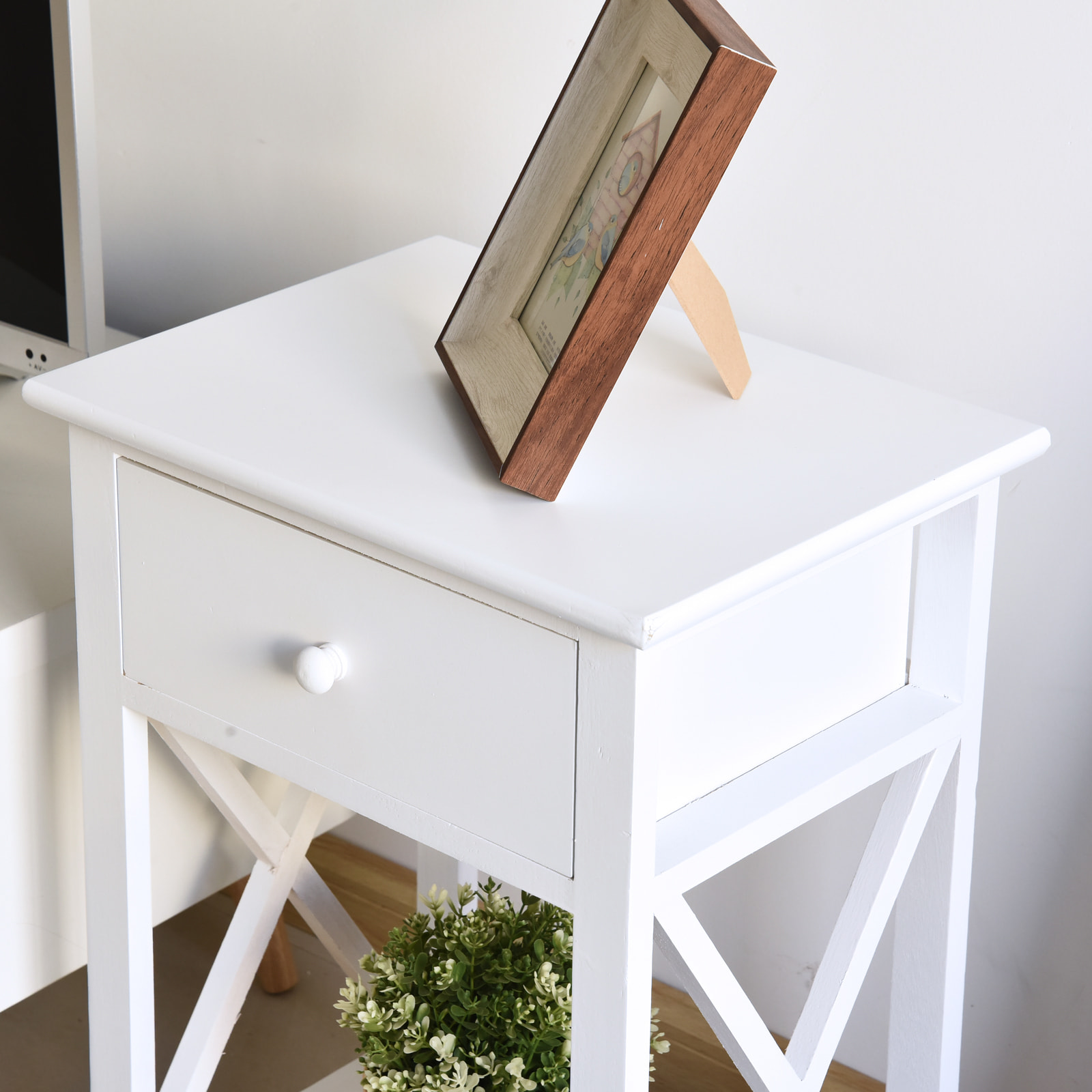 Table de chevet table de nuit style cosy avec croix latérales tiroir et étagère bois et MDF blanc