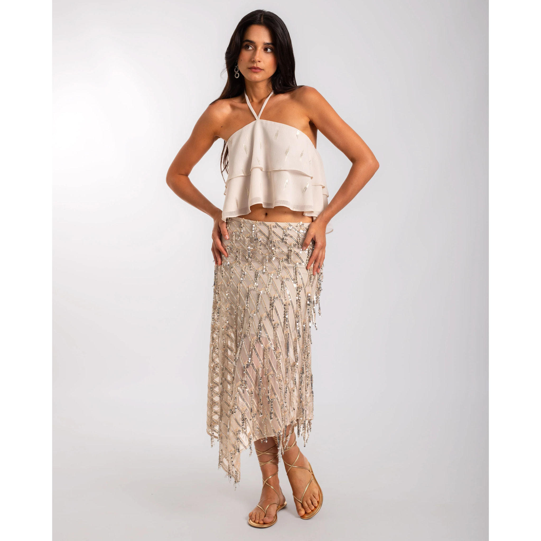 Top de mujer de gasa con volantes y cuello halter ajustable.