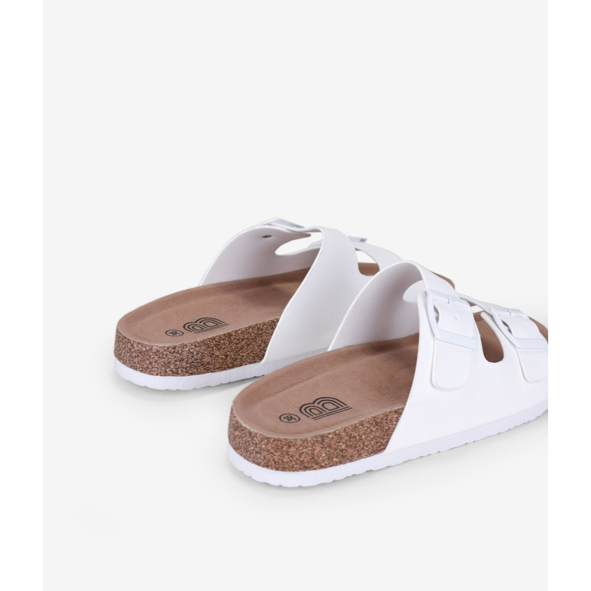 Sandalias blancas planas con hebillas