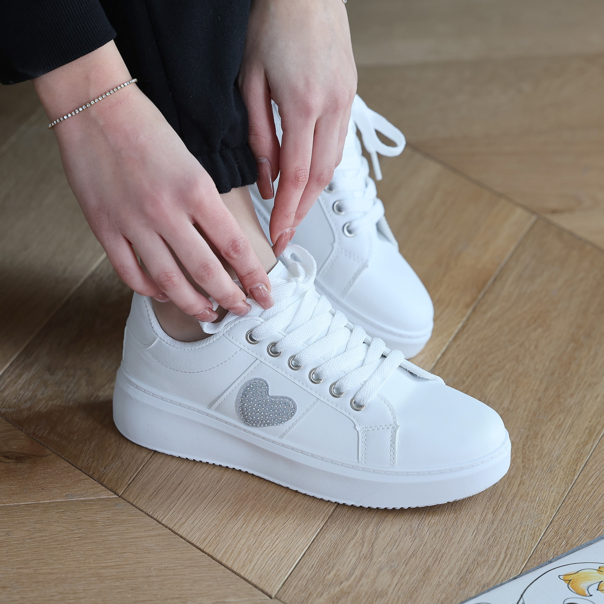 Sneakers in simil pelle con dettaglio strass