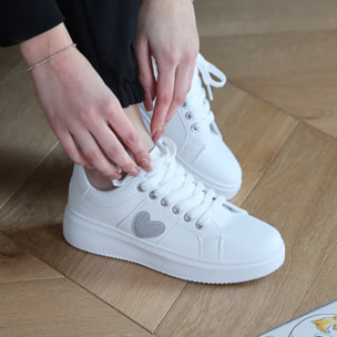 Sneakers in simil pelle con dettaglio strass