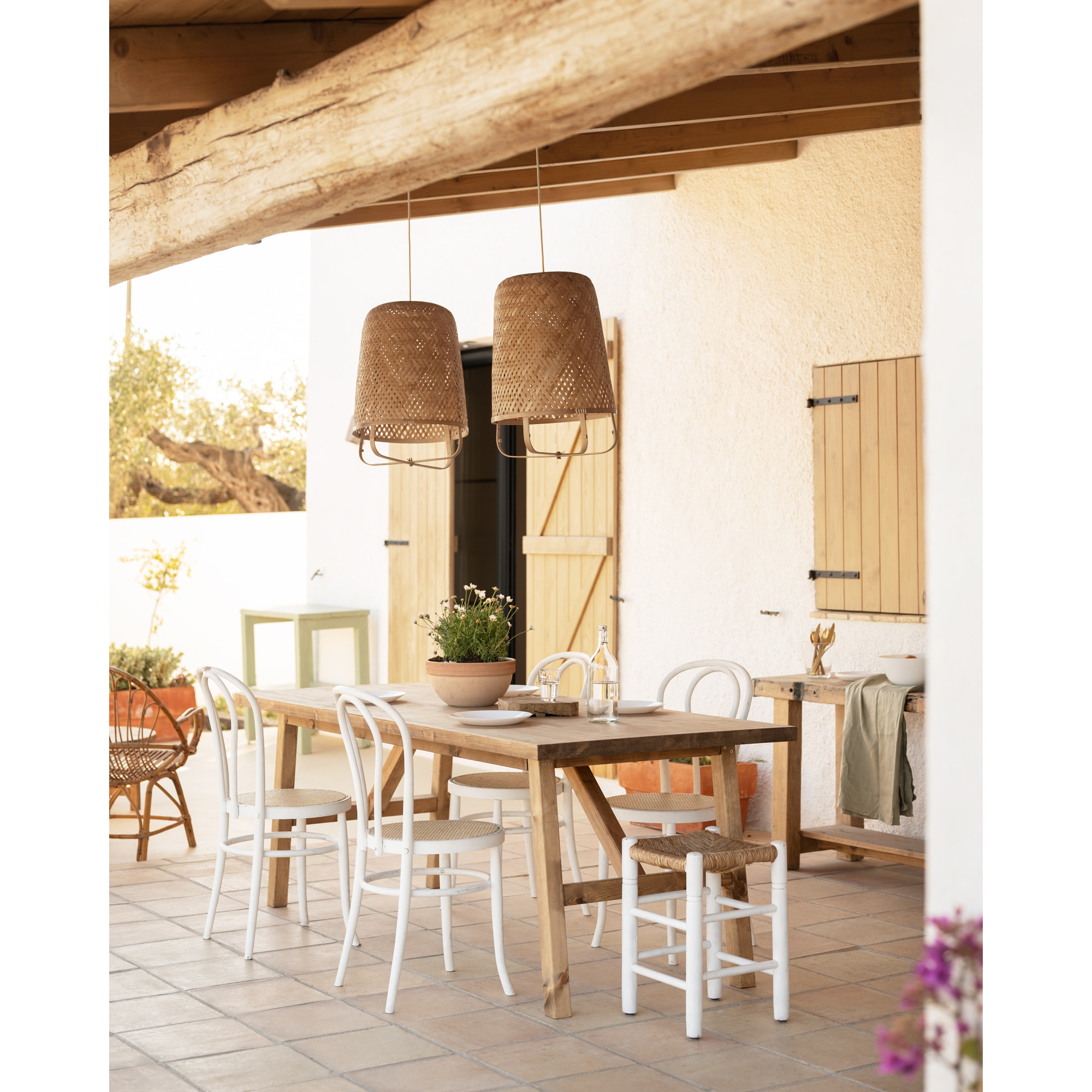 Mesa de comedor de madera maciza en tono roble oscuro de varias medidas