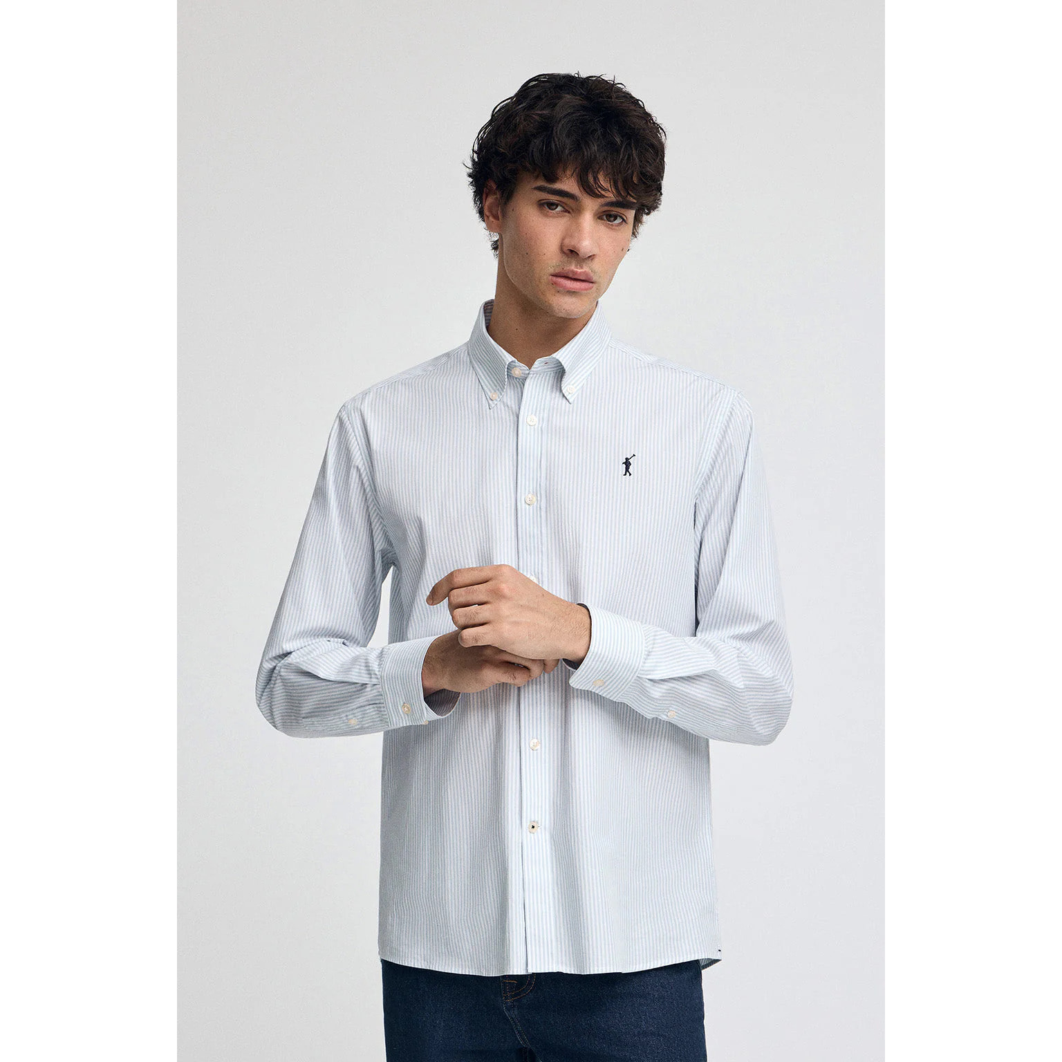 Camisa azul claro de rayas y corte regular con logo Rigby Go