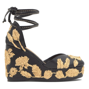 Alpargata Carmela cuña de yute en napa con motivos florales bordados y cintas