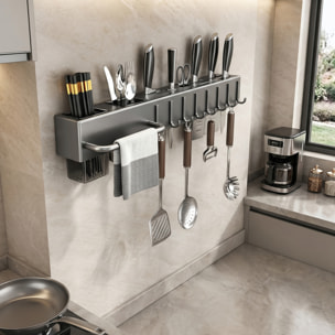 Soporte metálico multifuncional para pared con montaje mediante pegamento o tornillos. Organiza utensilios de cocina de forma práctica, con múltiples compartimentos, ganchos y ranuras para cuchillos.
