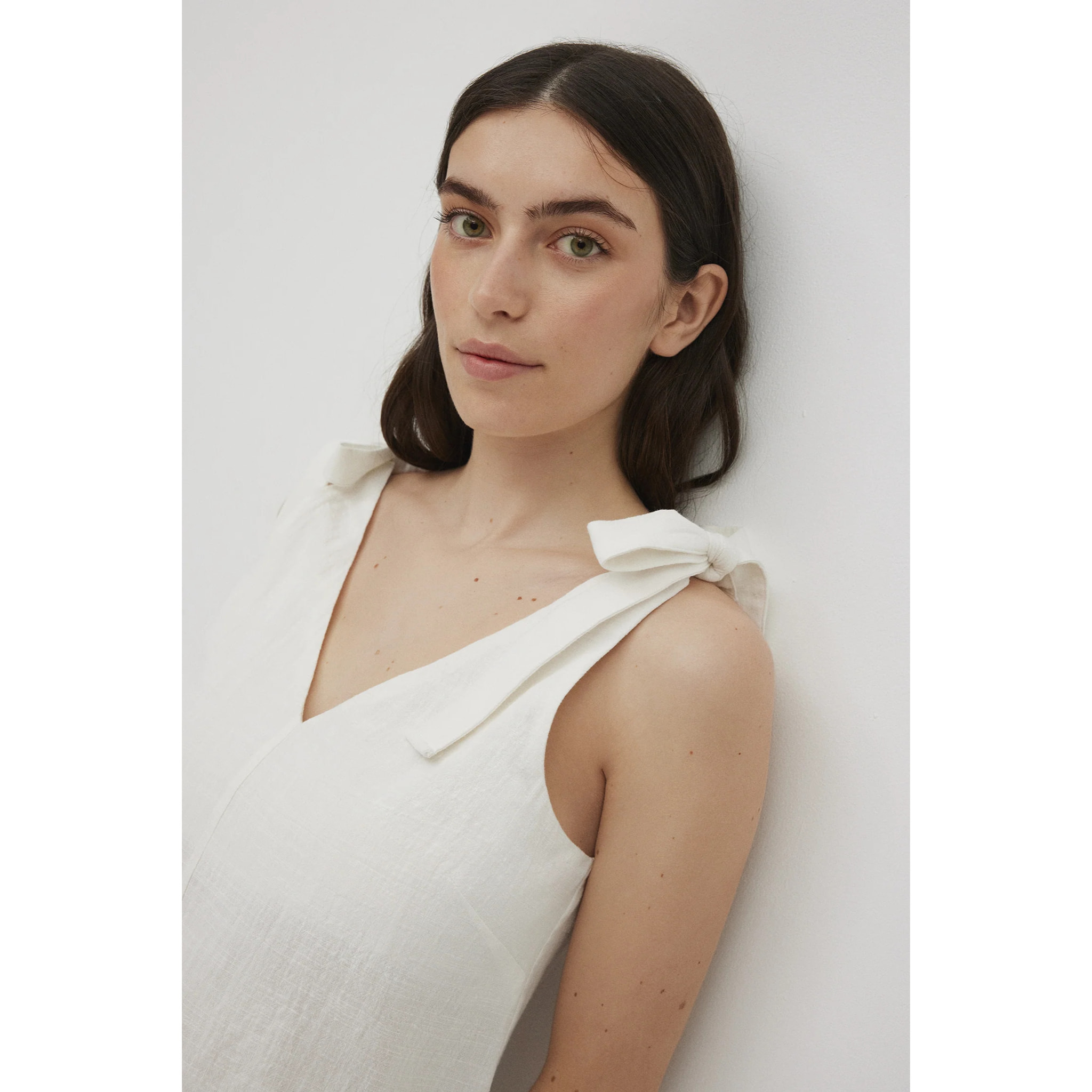 Abito corto bianco in cotone con spalline annodate