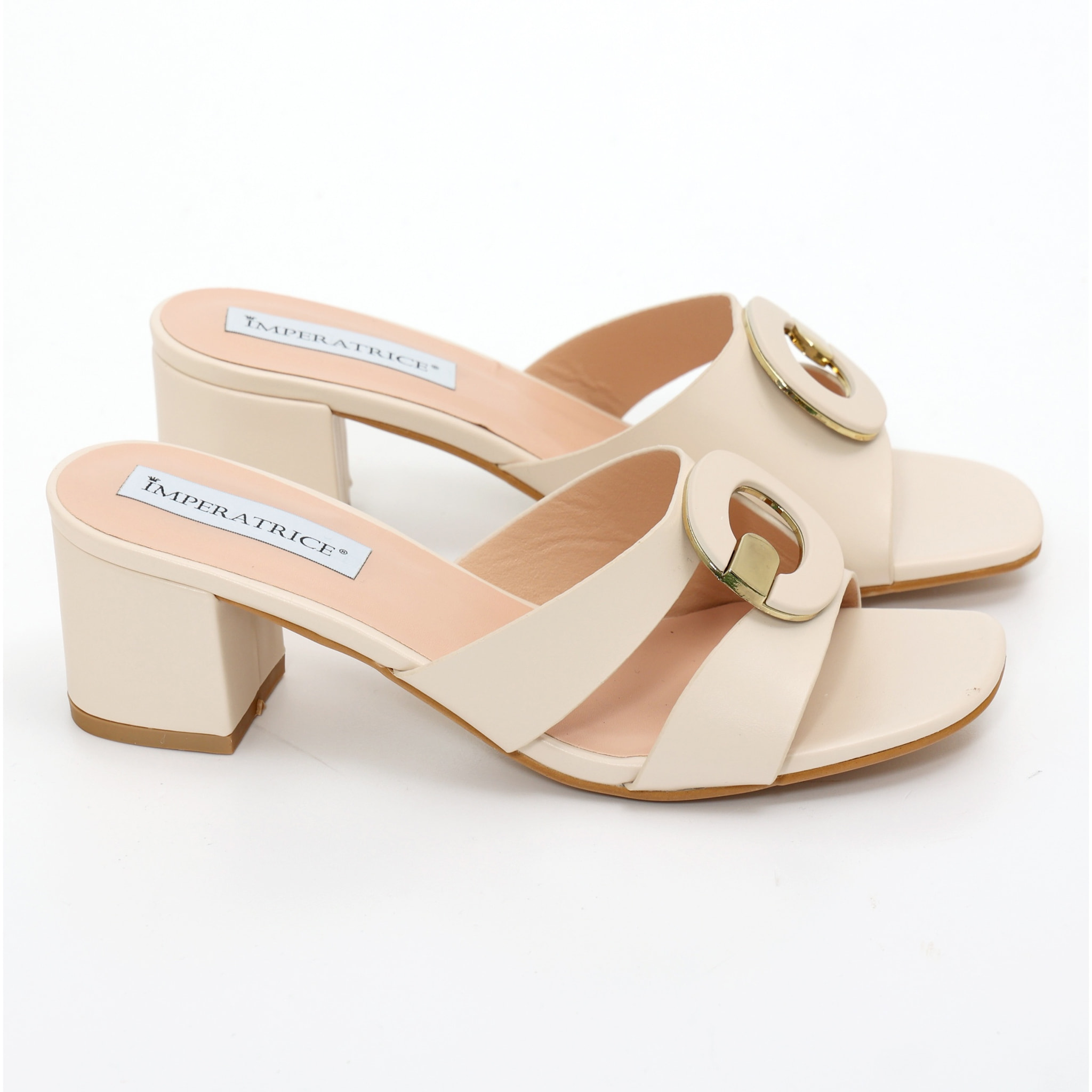 Sandali in simil pelle con tacco comodo ed applicazione sulla fascia