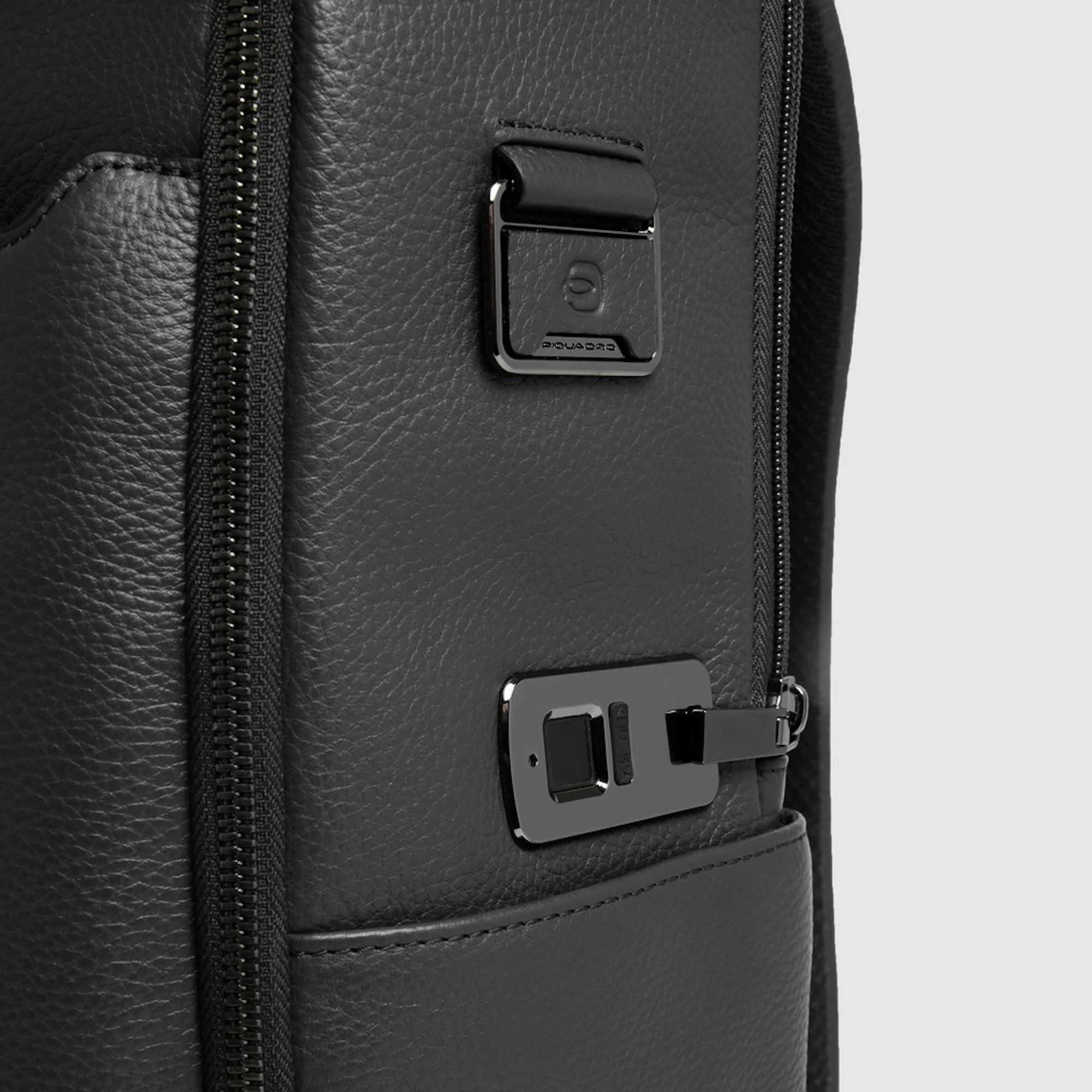 Piquadro Zaino da viaggio personalizzabile porta pc e iPad® con chiusura a impronta digitale