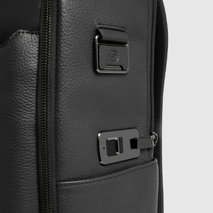 Piquadro Zaino da viaggio personalizzabile porta pc e iPad® con chiusura a impronta digitale