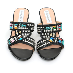 Sandali in simil pelle con tacco comodo ed applicazione di strass e pietre