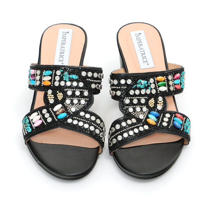 Sandali in simil pelle con tacco comodo ed applicazione di strass e pietre