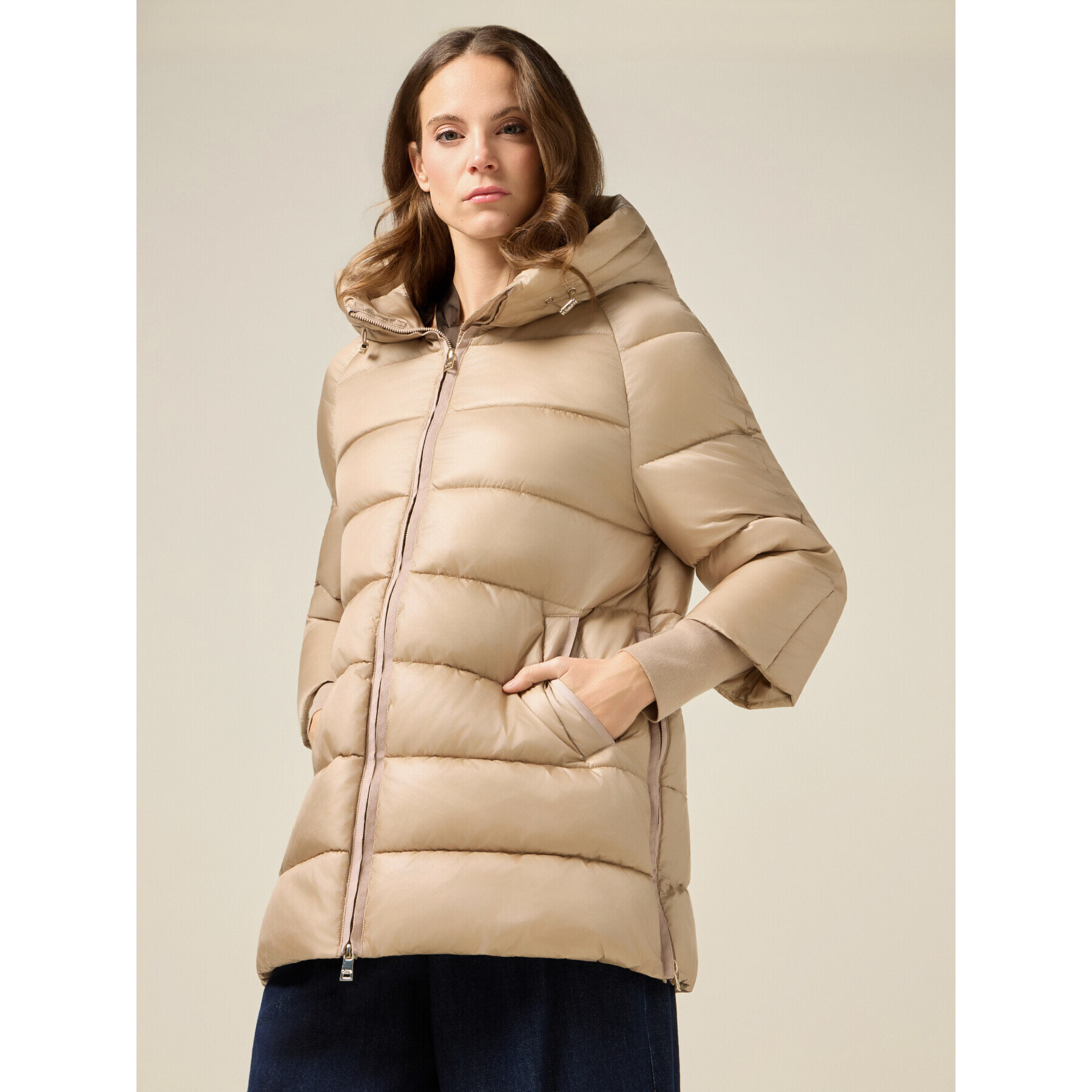 Oltre - Piumino midi con cappuccio - Beige