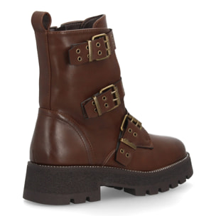 Bota militar con hebillas y tachuelas decorativas