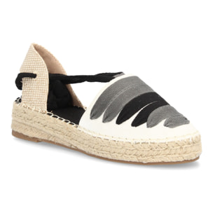 Sandalia de plataforma con cintas.