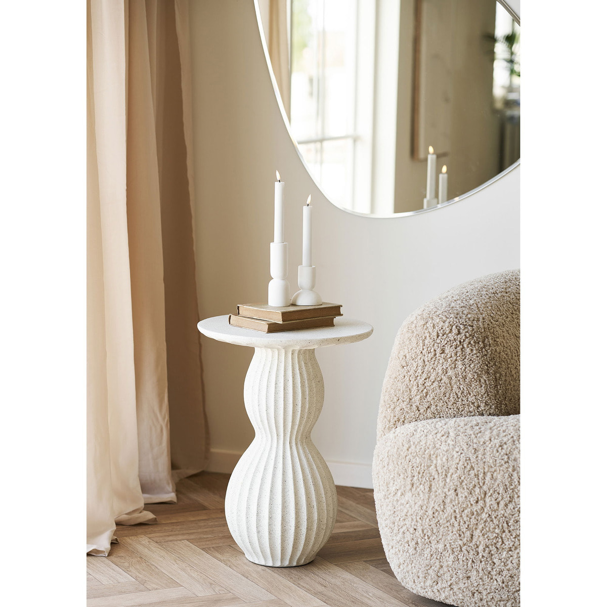 Tavolino da appoggio Newtown in fiberclay bianco forma organica ø40x55 cm