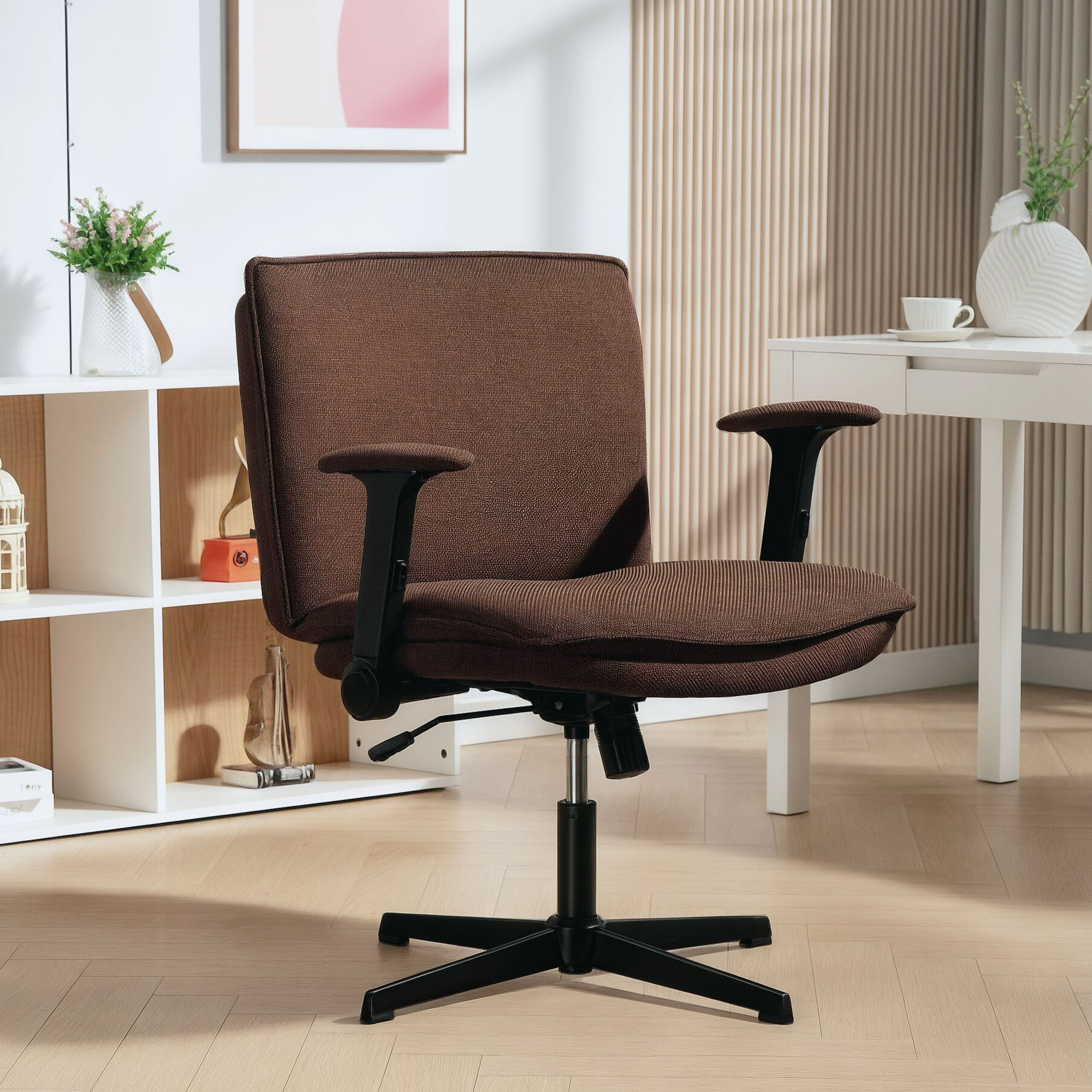 Silla de Oficina Piernas Cruzadas, Silla de Escritorio con Reposabrazos Abatible, Asiento Ancho, sin Ruedas, Altura Ajustable, Giratoria, Función Basculante, Tapizada en Lino, Marrón