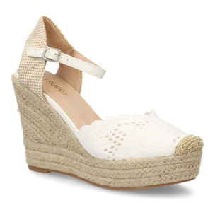 Alpargata cuña destalonada con calados para mujer.