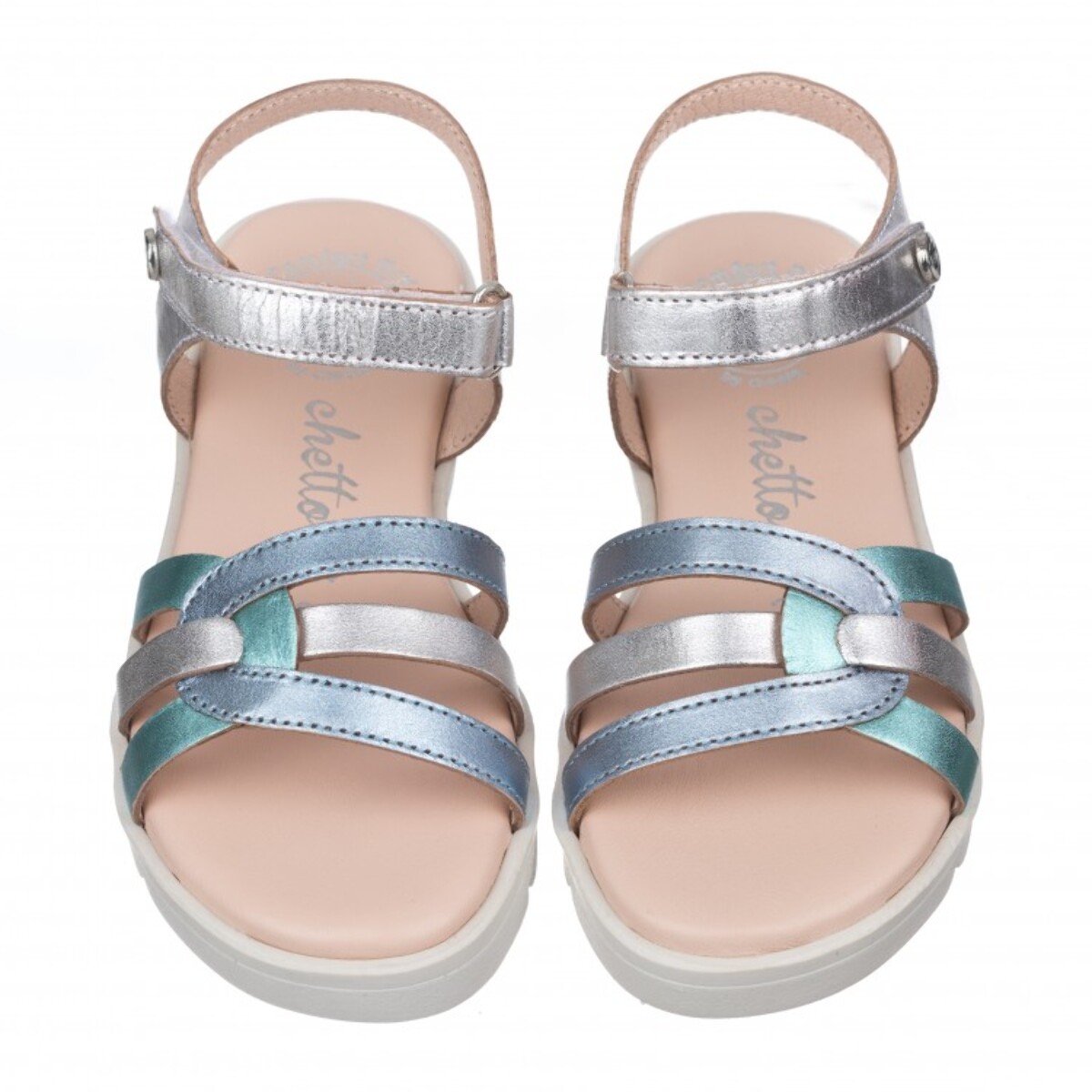 Sandalia toda en piel con suela hiper flexible.