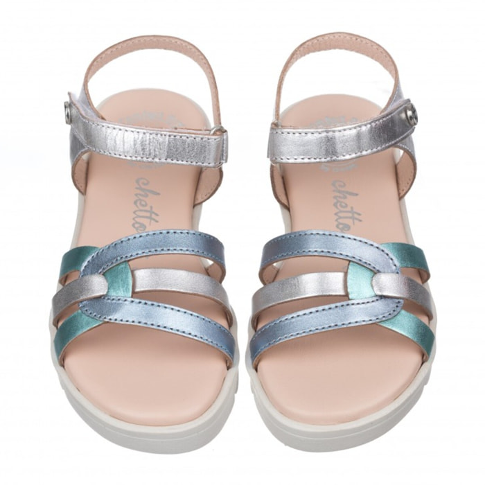 Sandalia toda en piel con suela hiper flexible.