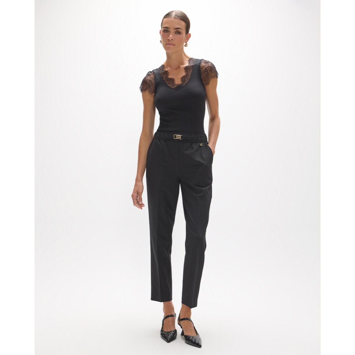 T-shirt con scollo a V e dettagli in pizzo su collo e maniche.