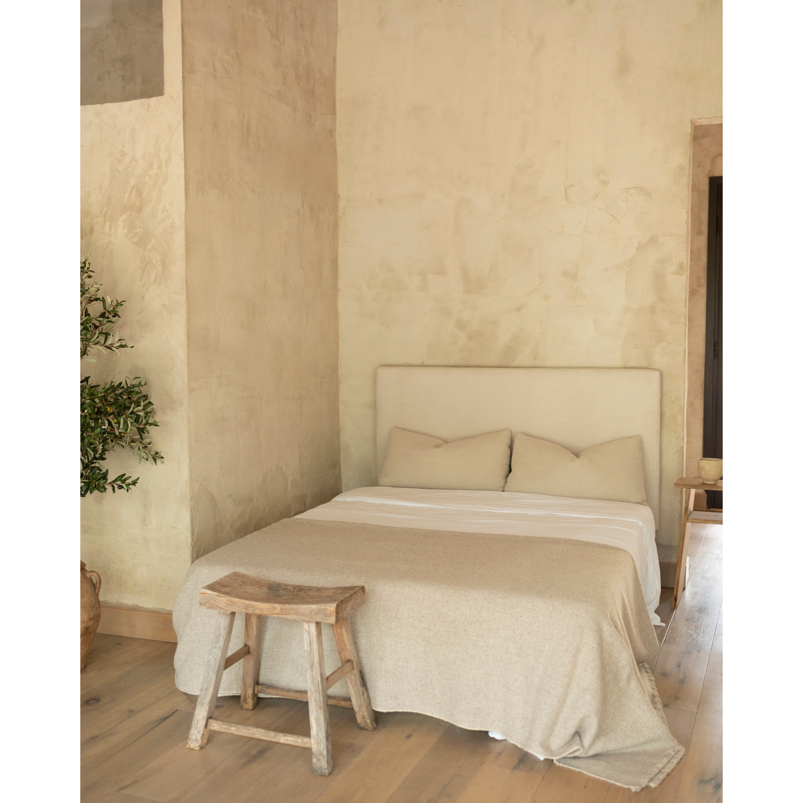 Cabecero tapizado en color blanco roto de varias medidas