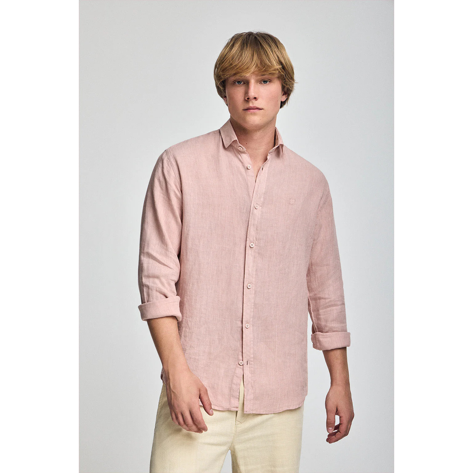 Camisa rosa taupe de lino garment dye con monograma bordado