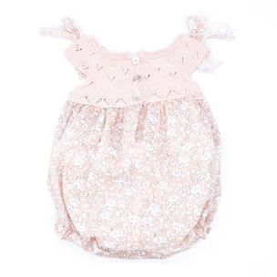 Pelele estampado de flores rosas y cuerpo de punto, lazos en el hombro.