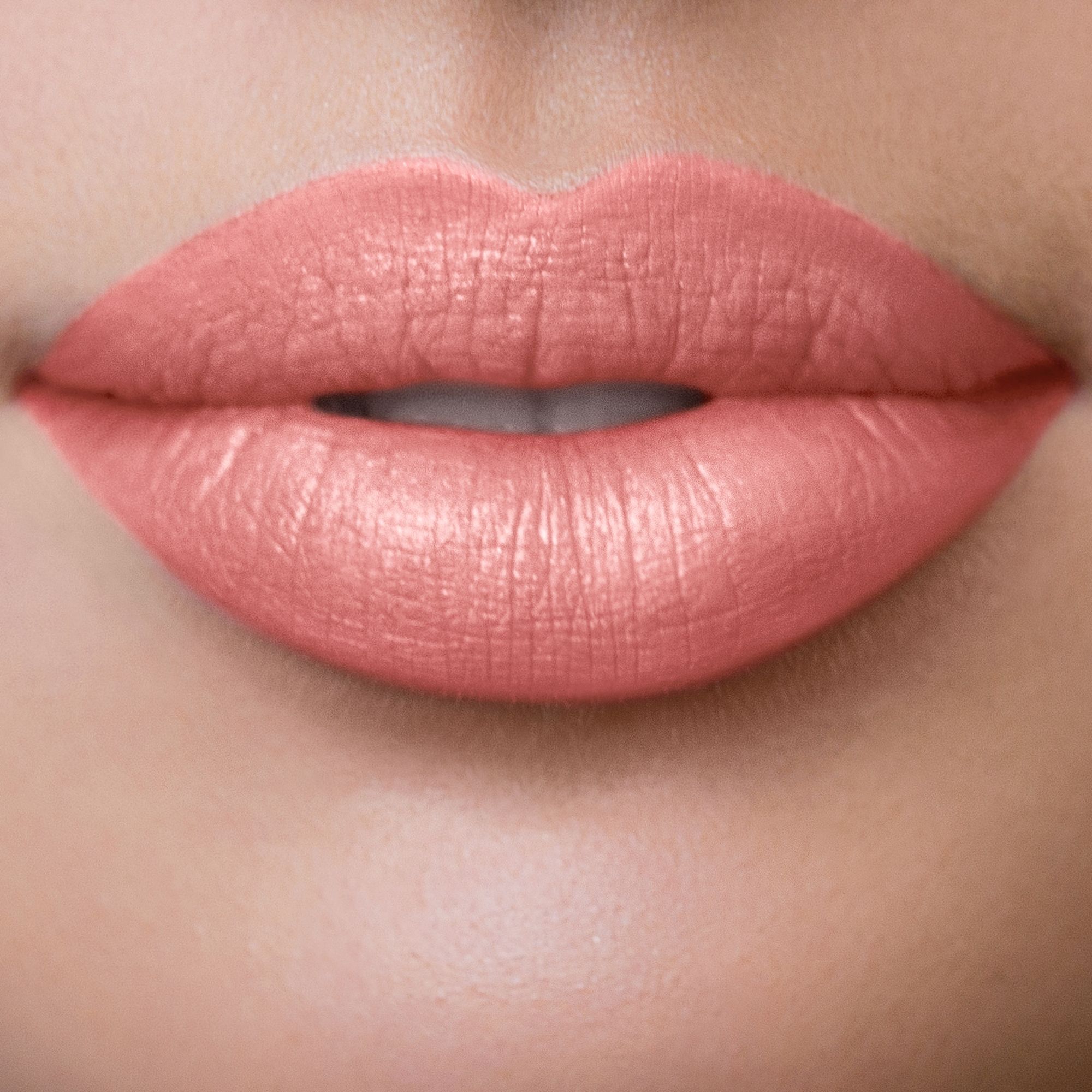 LIP SHOT Rossetto satinato dalla texture leggera ed avvolgente