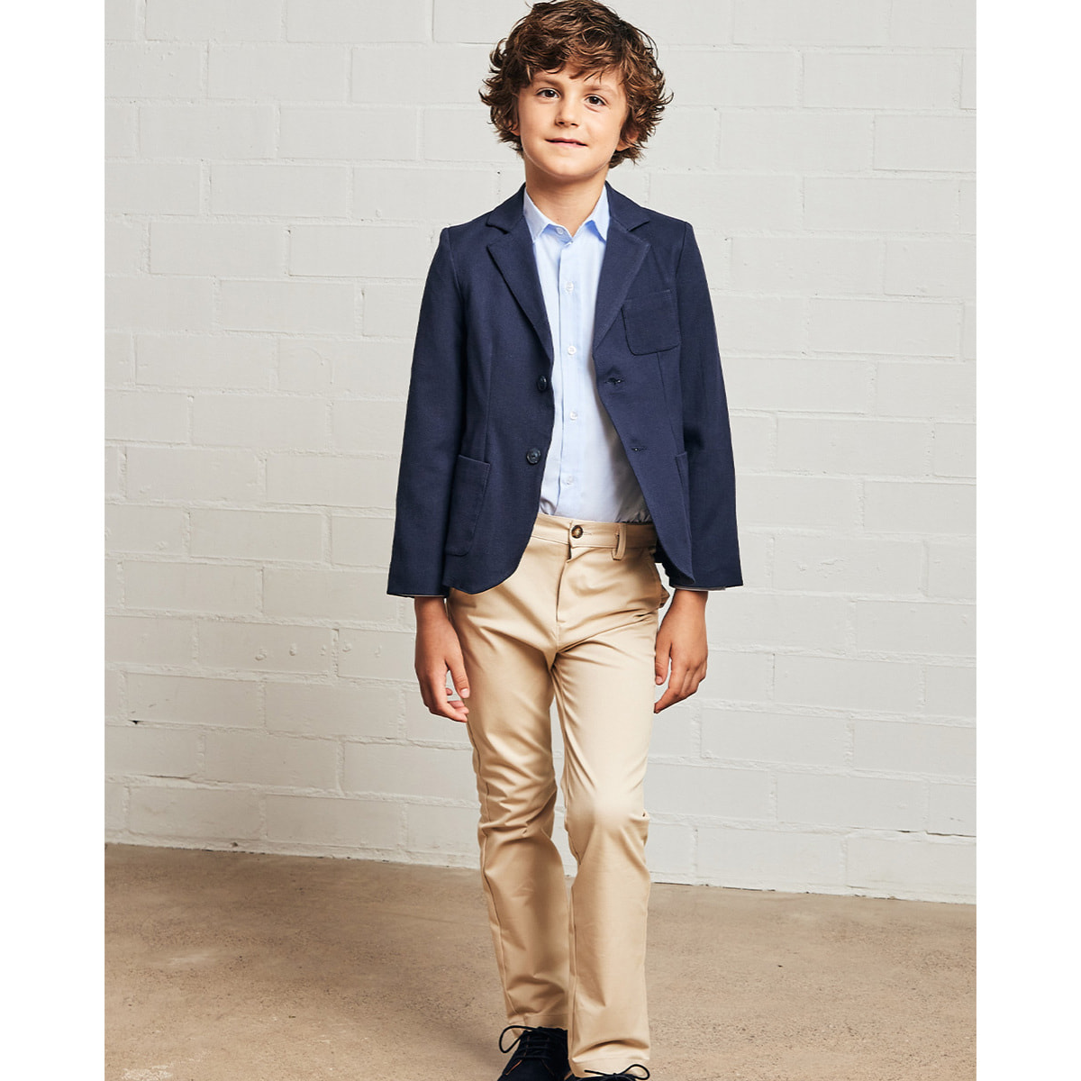 Pantalón largo, de sarga beige. Con bolsillos y bragueta.