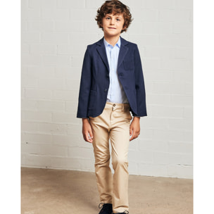 Pantalón largo, de sarga beige. Con bolsillos y bragueta.