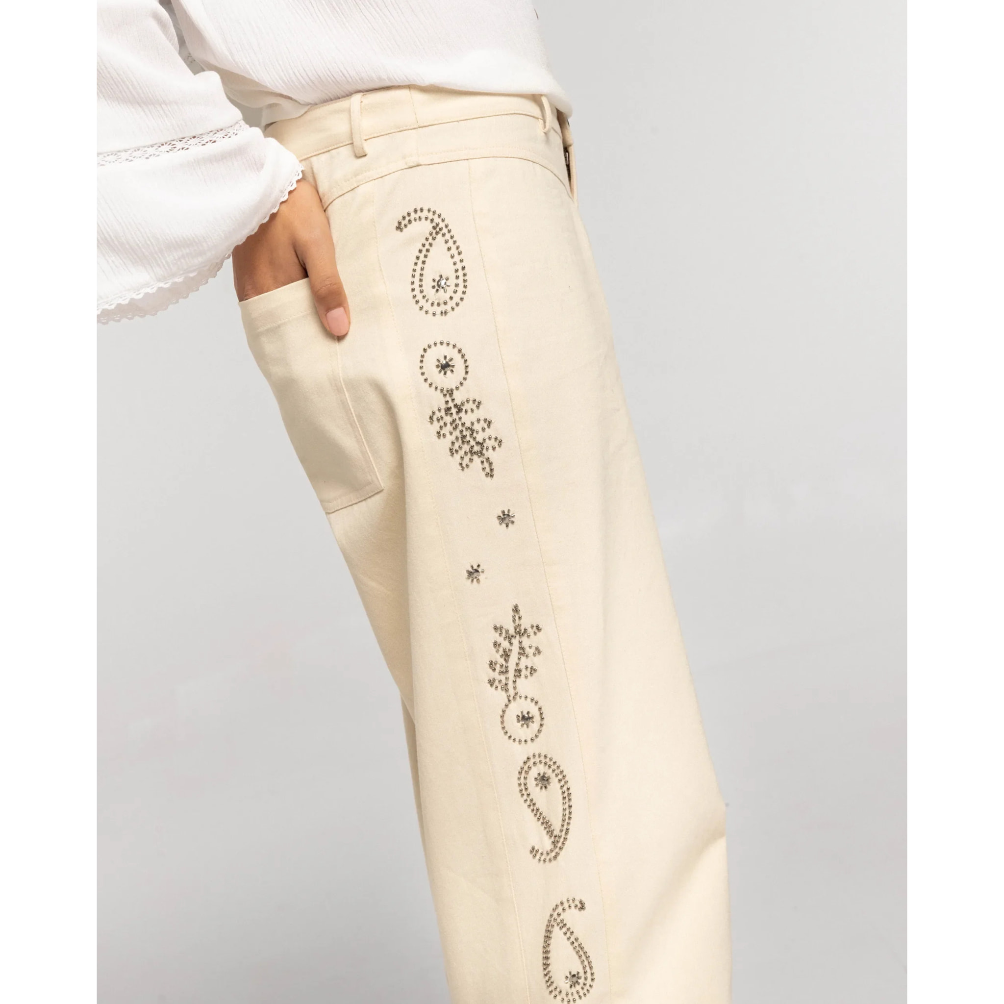 Pantalón recto de sarga ligera con bordados laterales de mujer