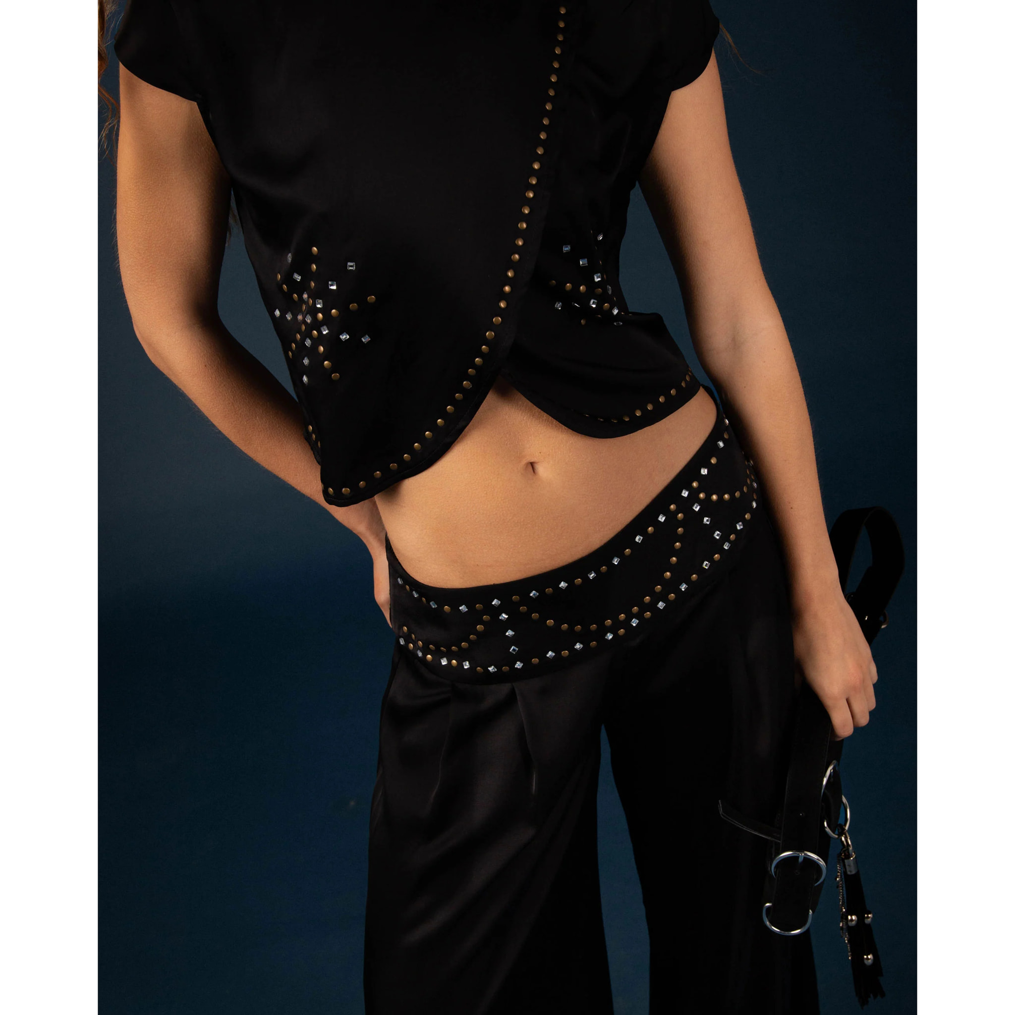 Top de satén con apliques de mujer