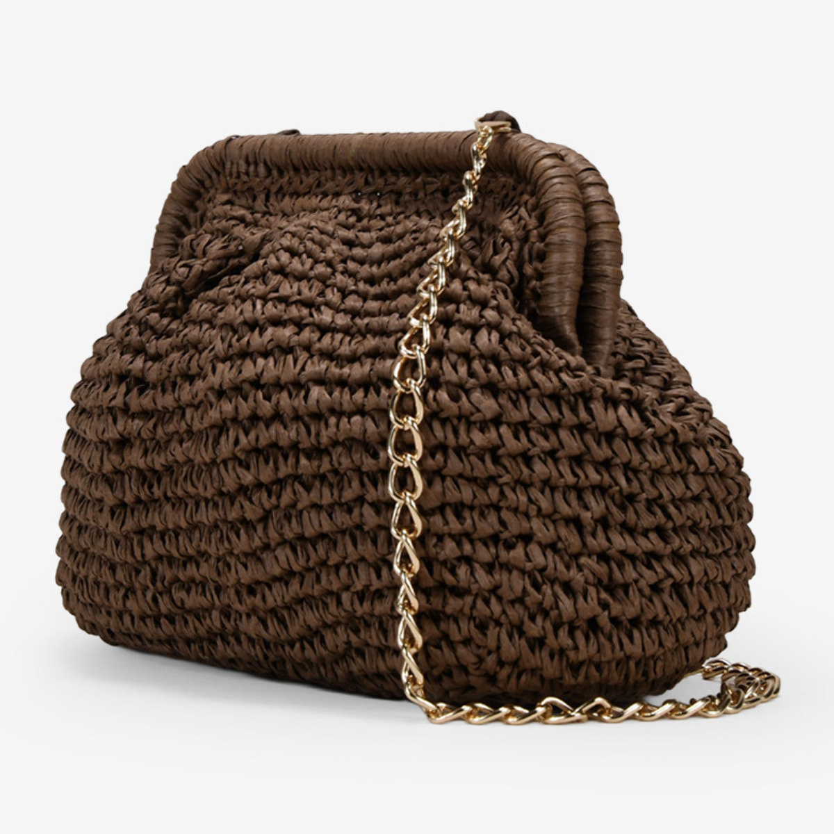 Bolso clutch marrón de rafia con cadena