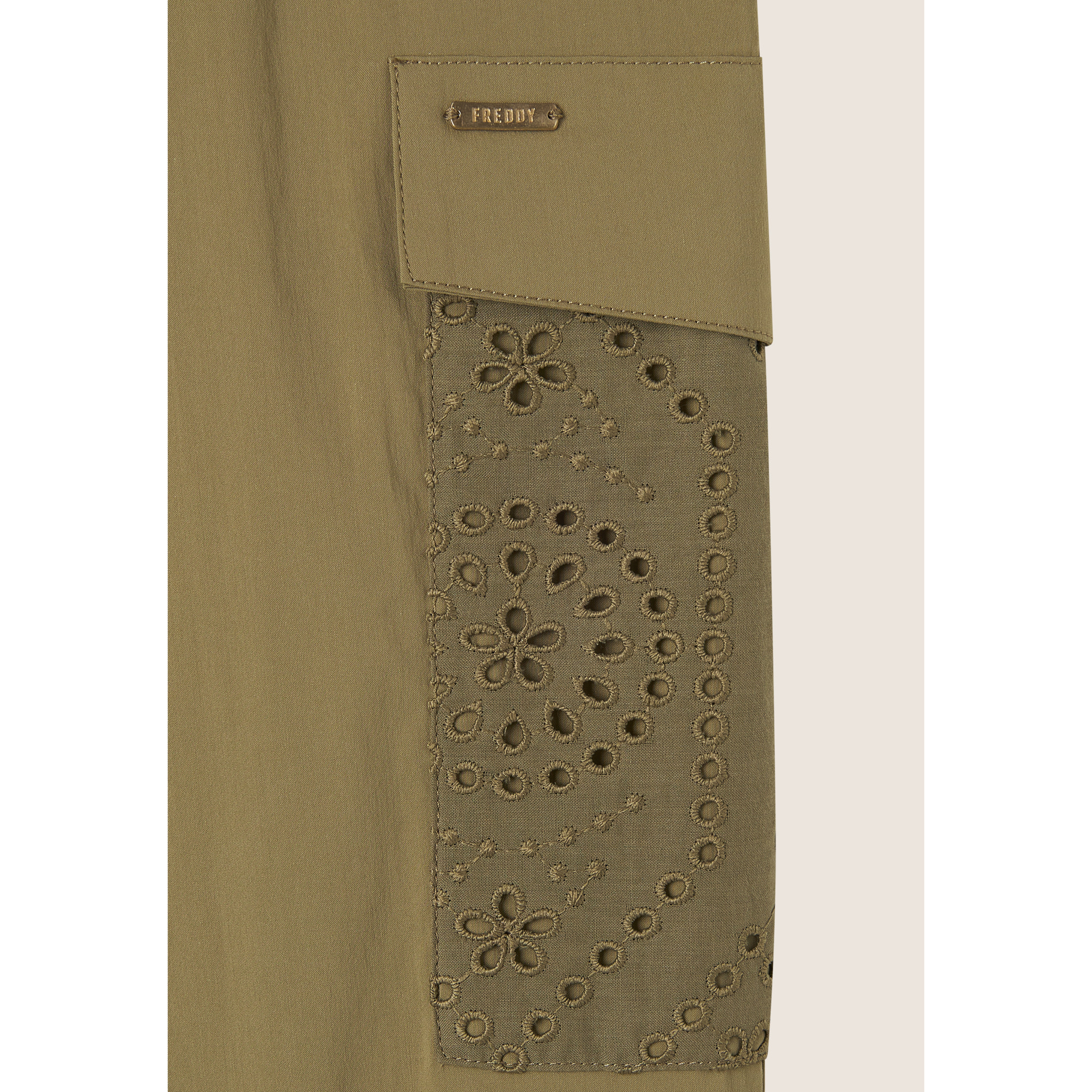 Pantaloni cargo in popeline con ricami Sangallo sulle tasche