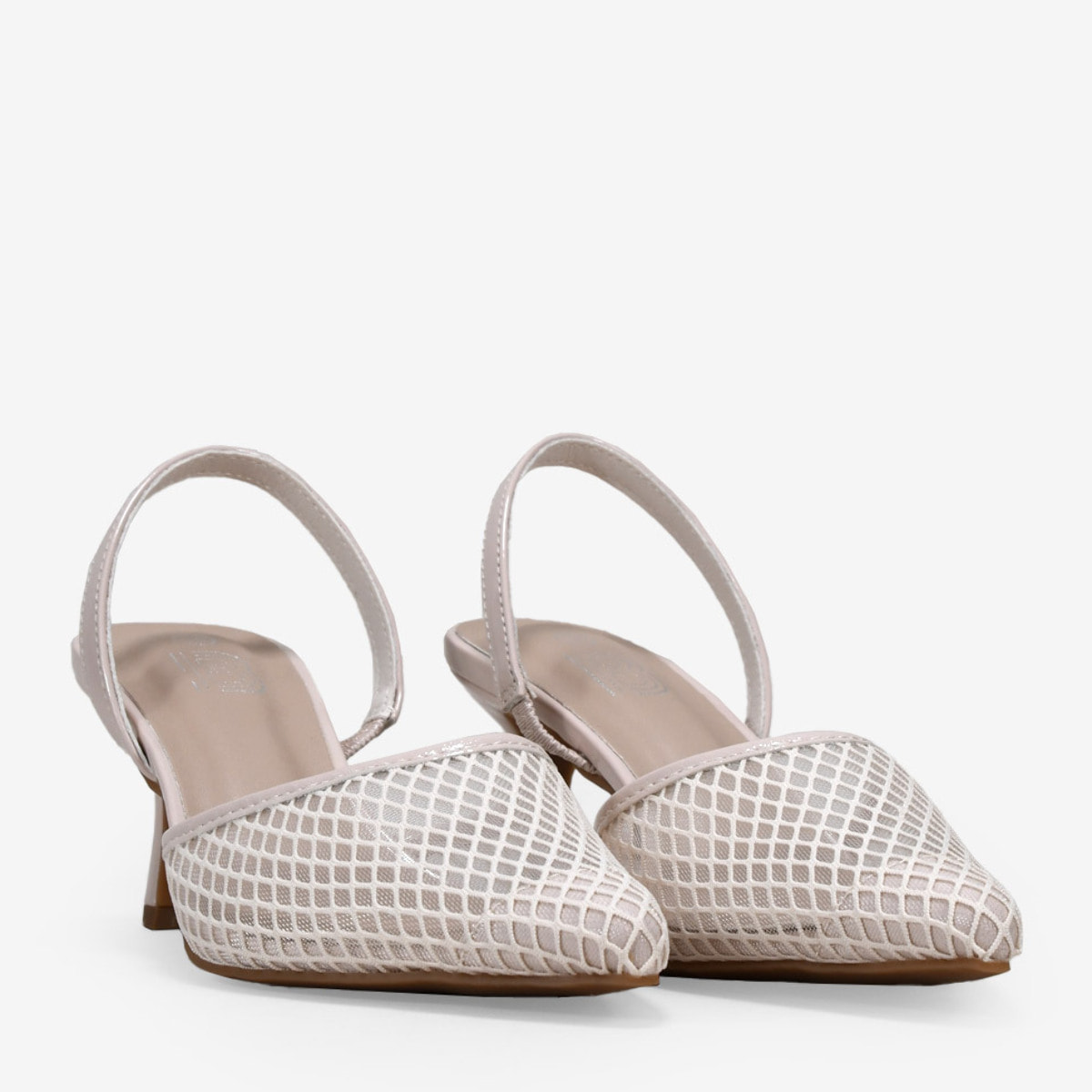 Zapatos de tacón beige destalonados de malla