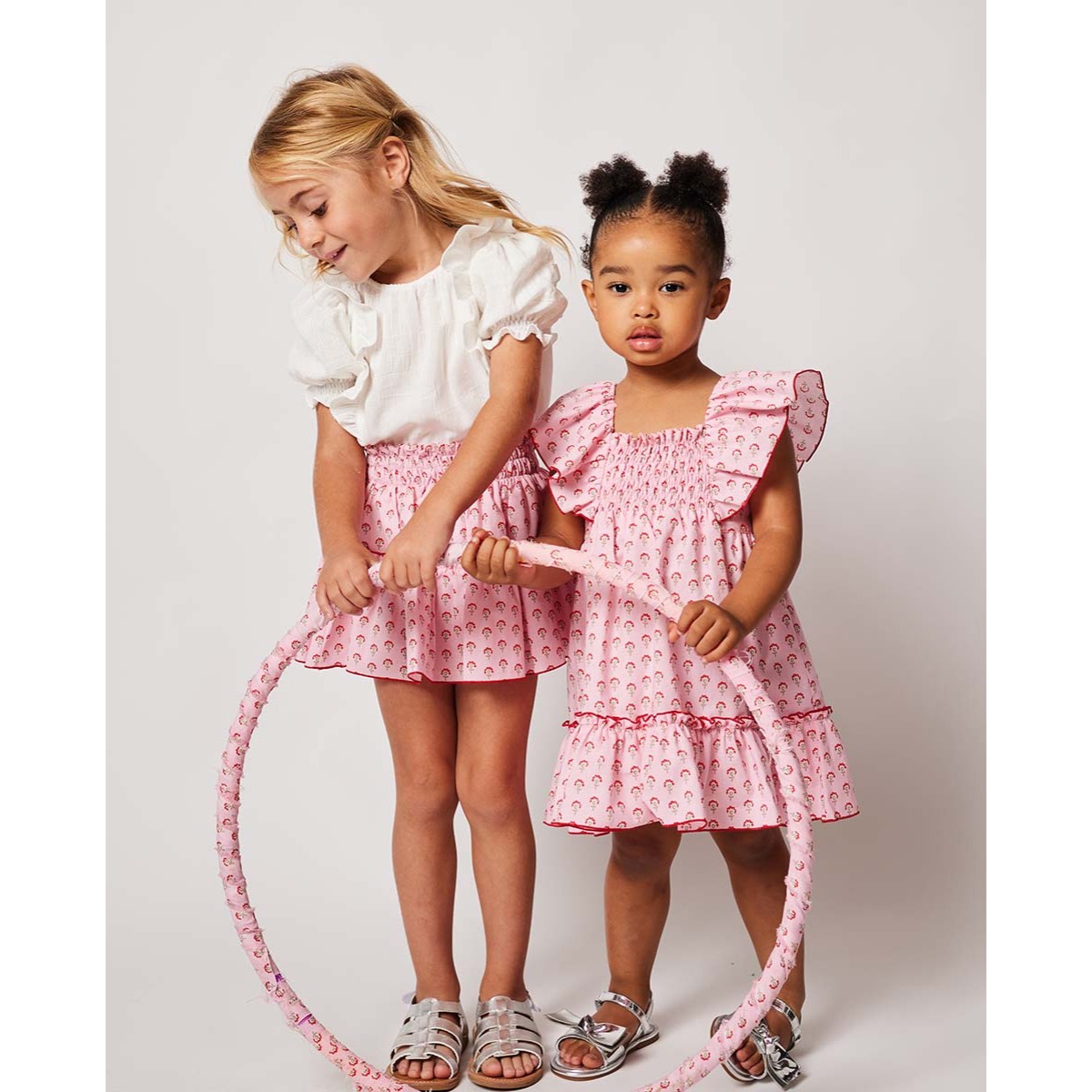 VESTIDO ROSA CON FLORES ROJAS CON VOLANTE EN MANGAS