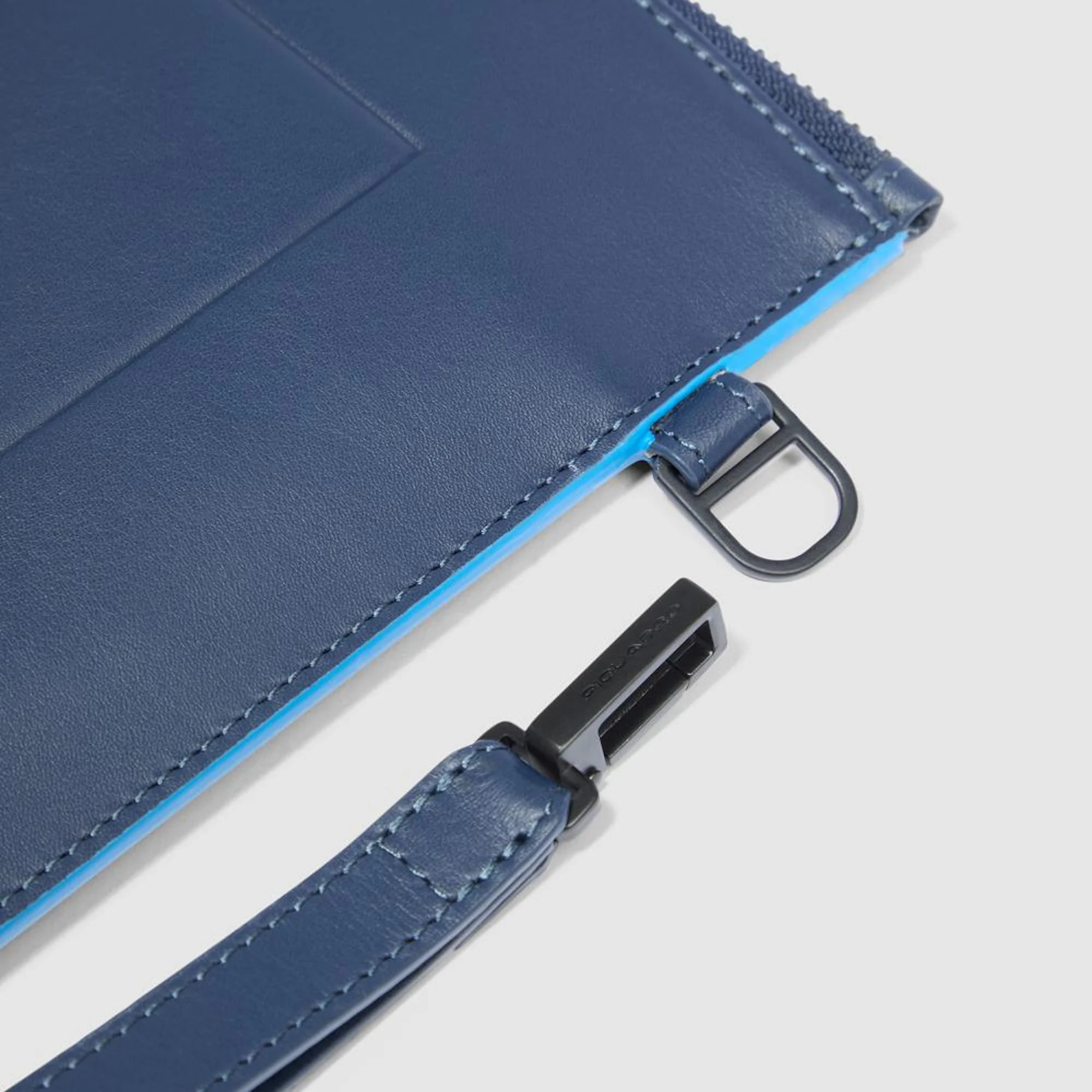 Piquadro Pochette porta iPad®Pro 11 in pelle con tasche per AirPods® e Piquadro Smart Tracker