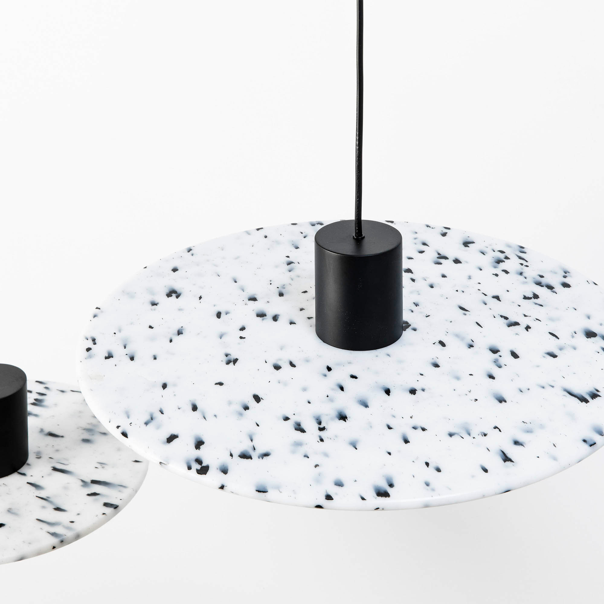 CONFETTI 300 Lampe suspension en marmoreal recyclé ø30cm