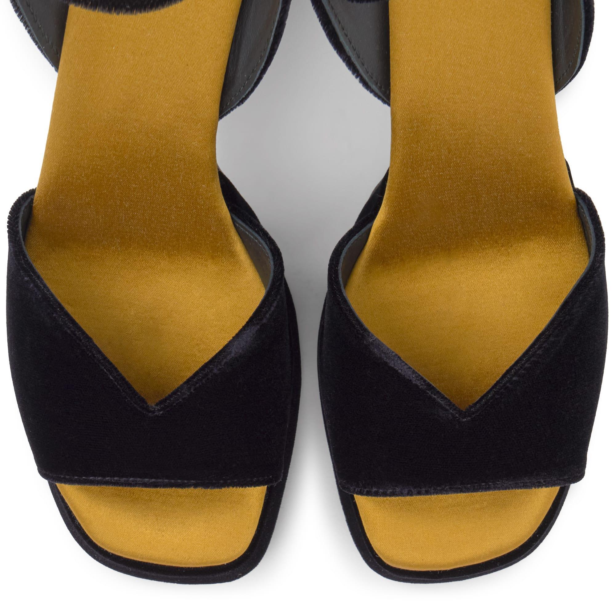 Sandalia de tacón Valencia en terciopelo con cierre de hebilla