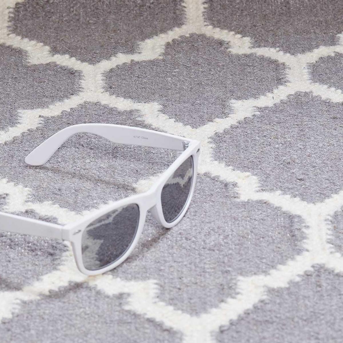 Tapis Kilim tissé à la main en laine motif Géométrique gris et blanc