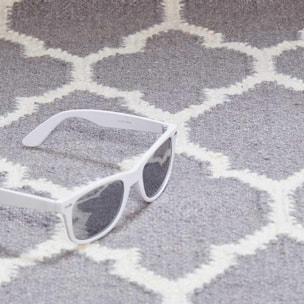 Tapis Kilim tissé à la main en laine motif Géométrique gris et blanc