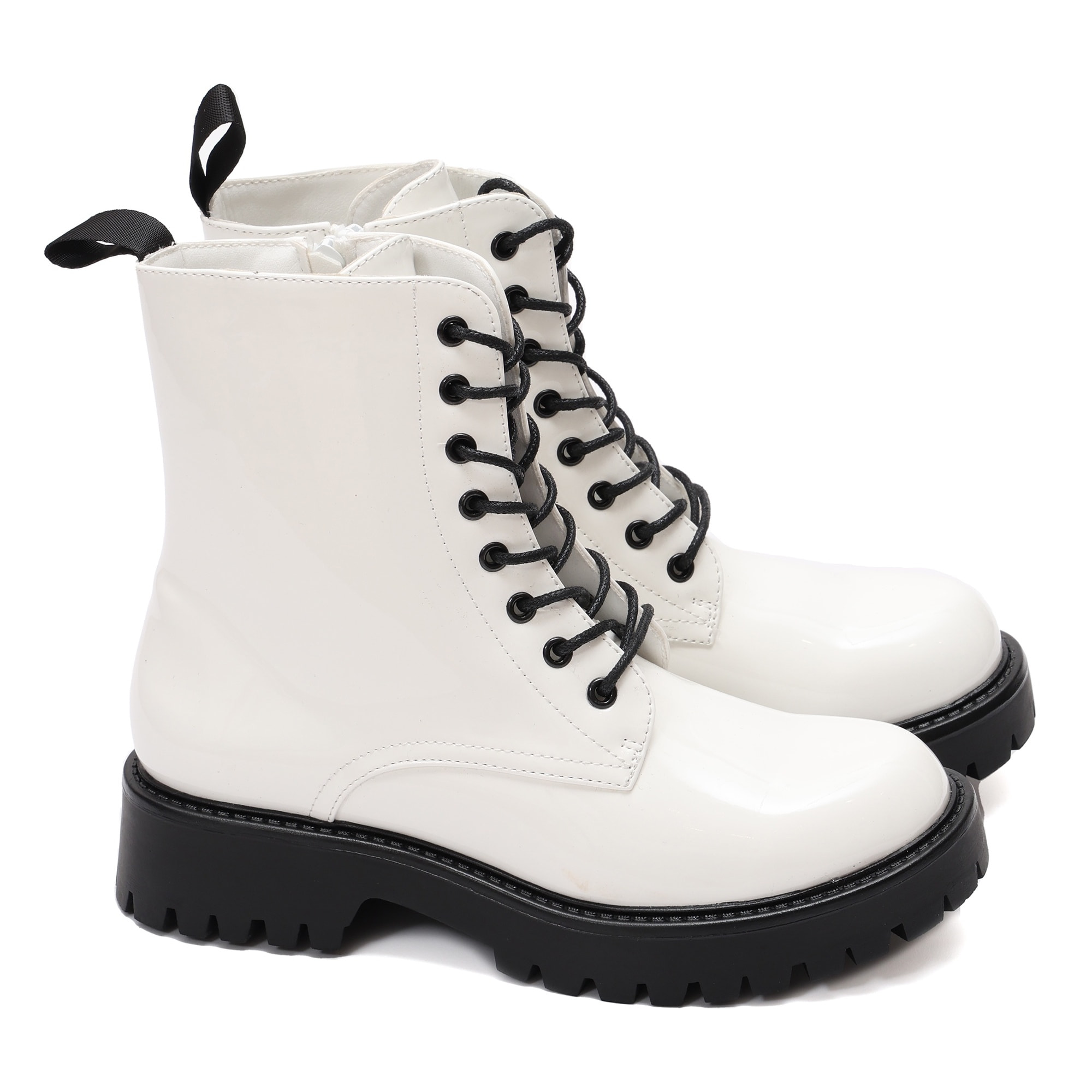 Anfibi in simil pelle verniciata con stringhe