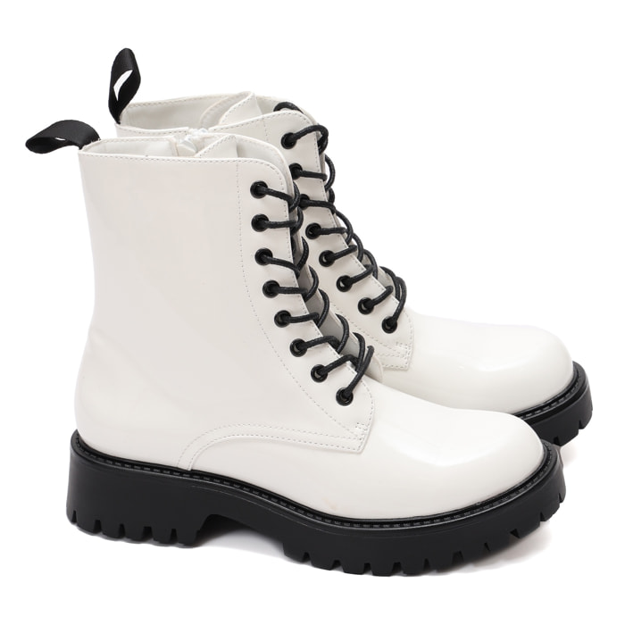 Anfibi in simil pelle verniciata con stringhe