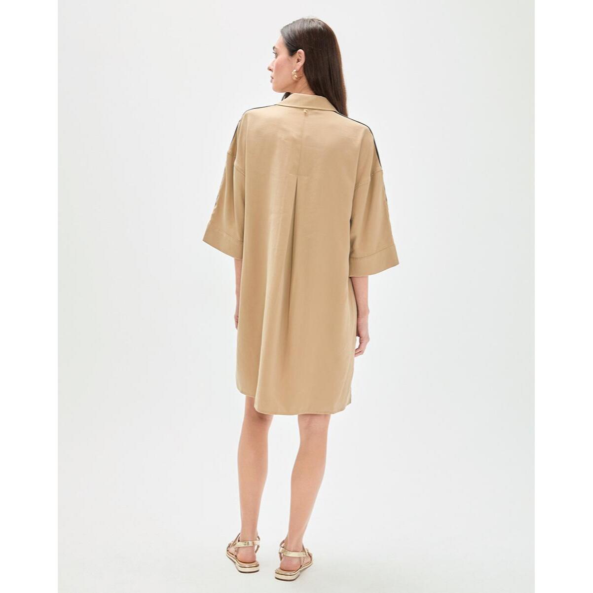 Abito camicia con scollatura aperta