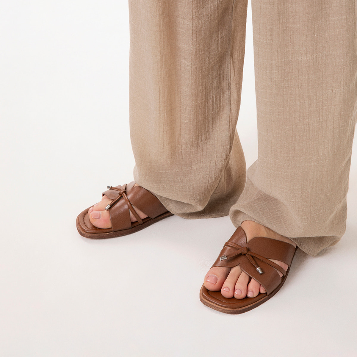 Sandalias planas cognac en piel