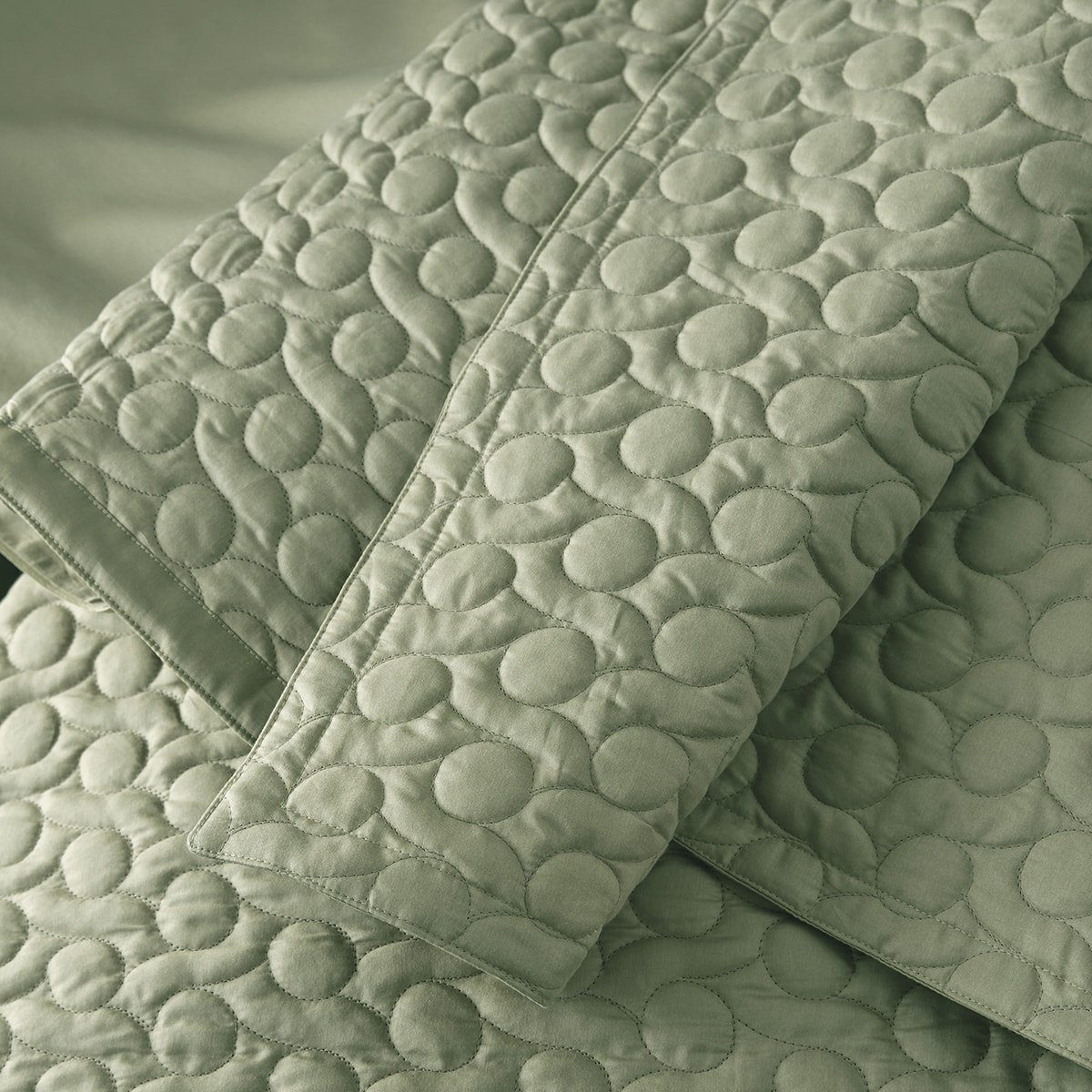 Couvre-lit matelassé uni en satin de coton bio, POESIE, Vert tilleul