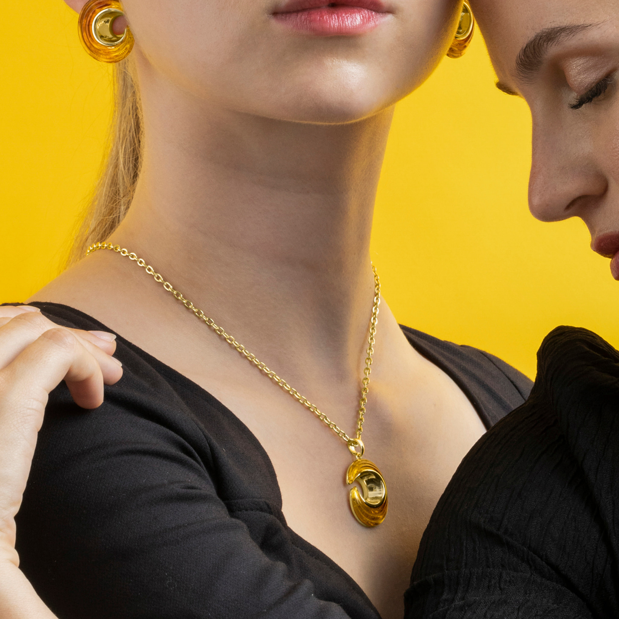 Collar con Resina Ambar acabado oro 18k